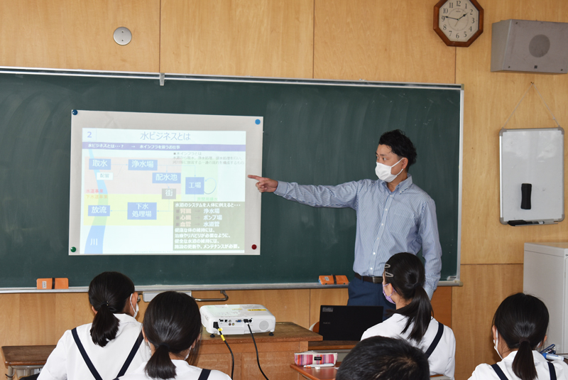 水事業の重要性について子供たちに熱く語る増山主任