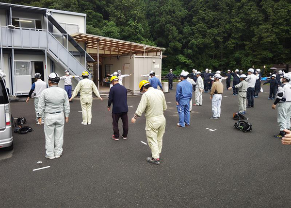 現場事務所前で高校生たちと一緒にラジオ体操