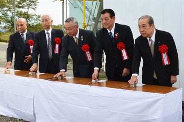 起動セレモニー (写真中央・鶴岡市榎本市長)