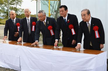 起動セレモニー　（写真中央・鶴岡市榎本市長）