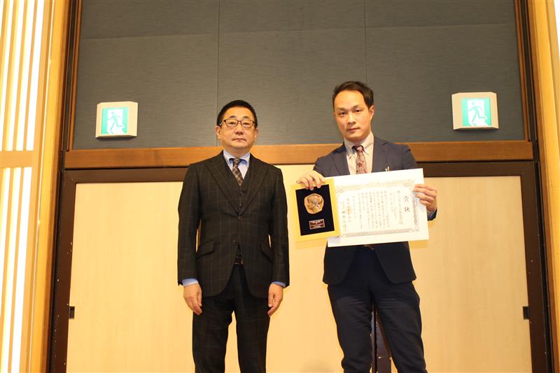 左から)日刊工業新聞社経営管理本部 小松慎一参与、水ingエンジニアリング機器開発一部 伊藤雄斗